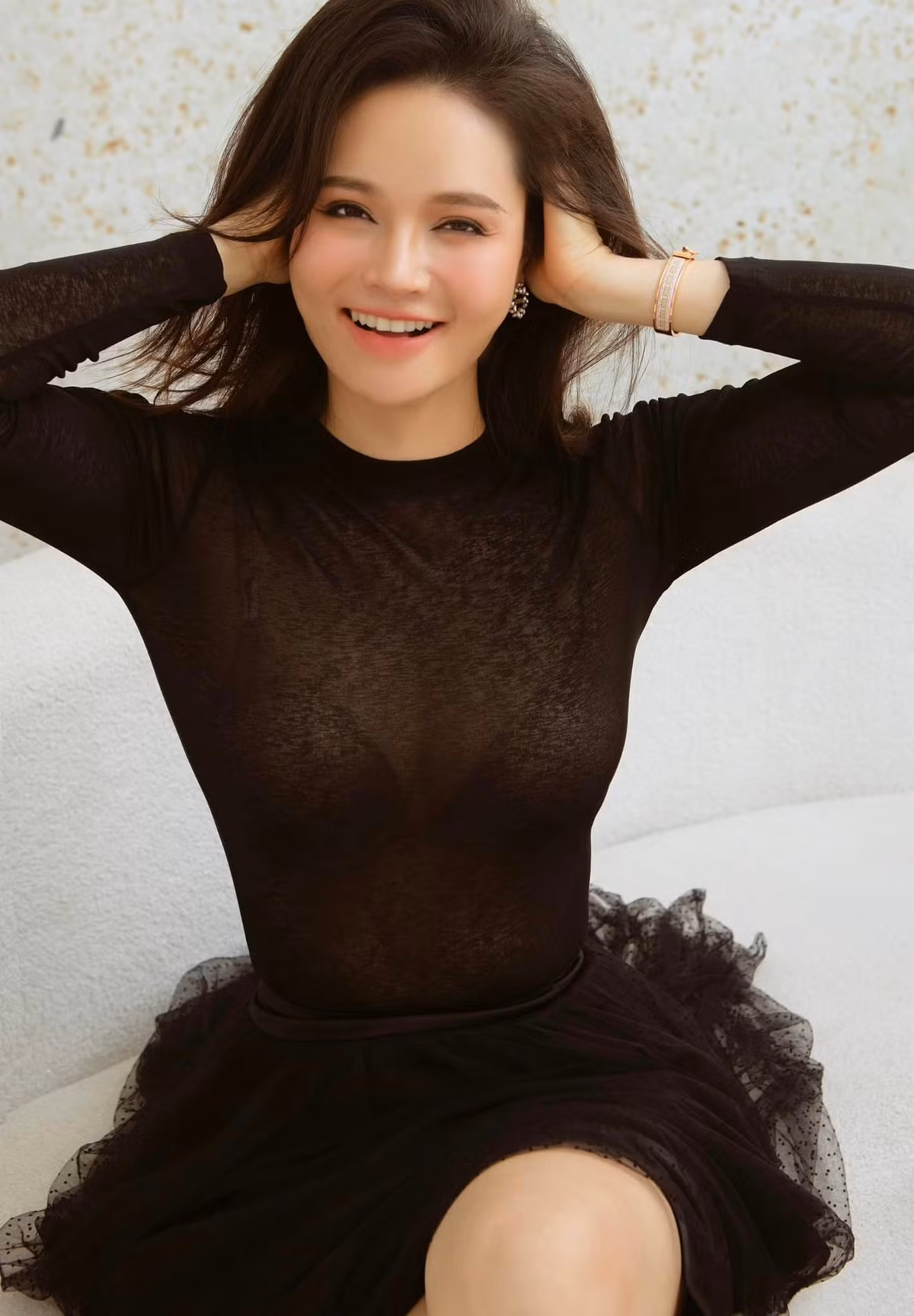 Cô nàng theo đuổi phong cách ăn mặc nữ tính, nhẹ nhàng.