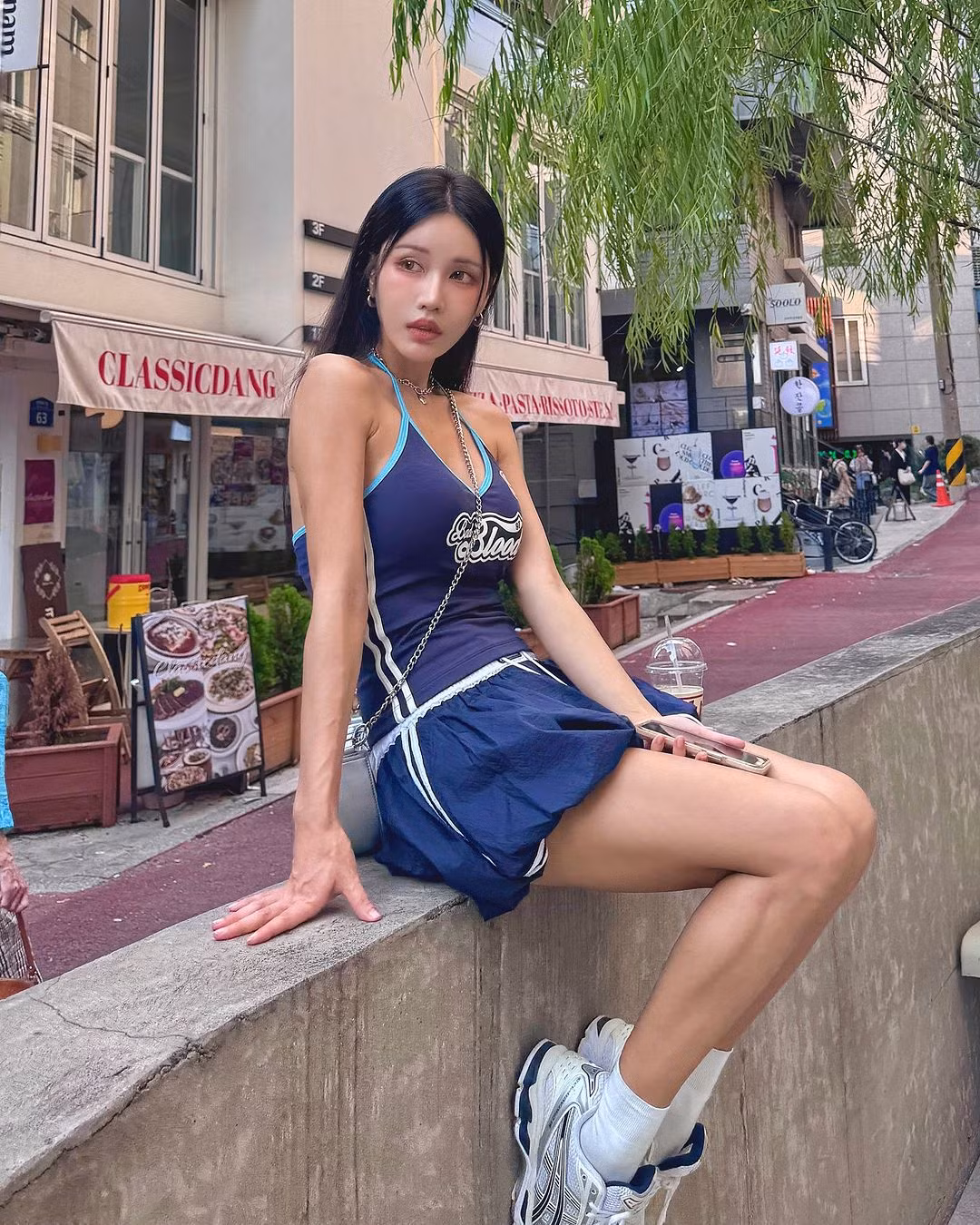 Mặt xinh dáng đẹp, DJ Siena không ngại phô diễn đường cong của mình một cách triệt để nhất.