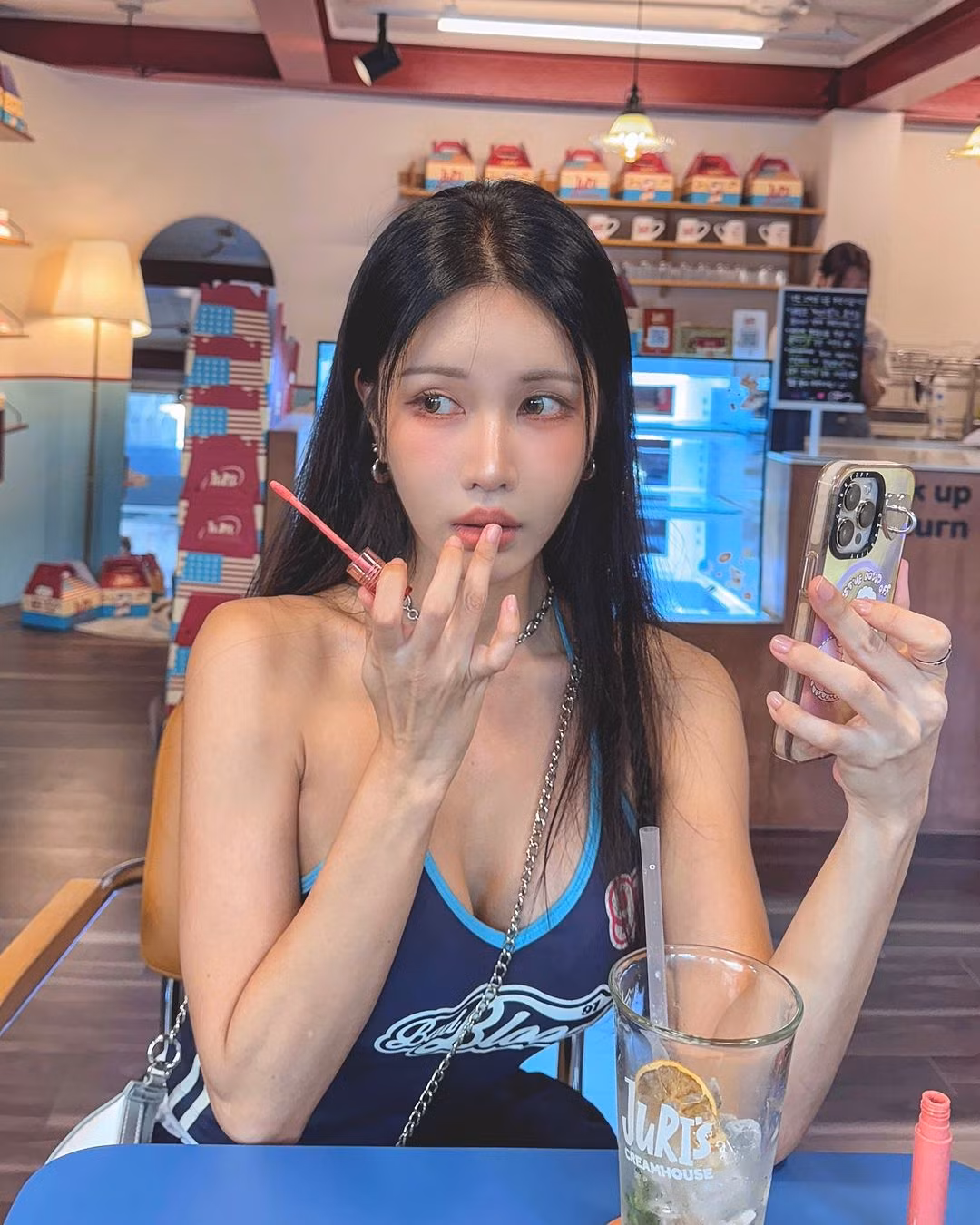 Thay vì chọn những bộ cánh "lèo xèo", Siena lại lựa bộ đồ thể thao khỏe khoắn và để lộ ra body với những đường cong vàng.