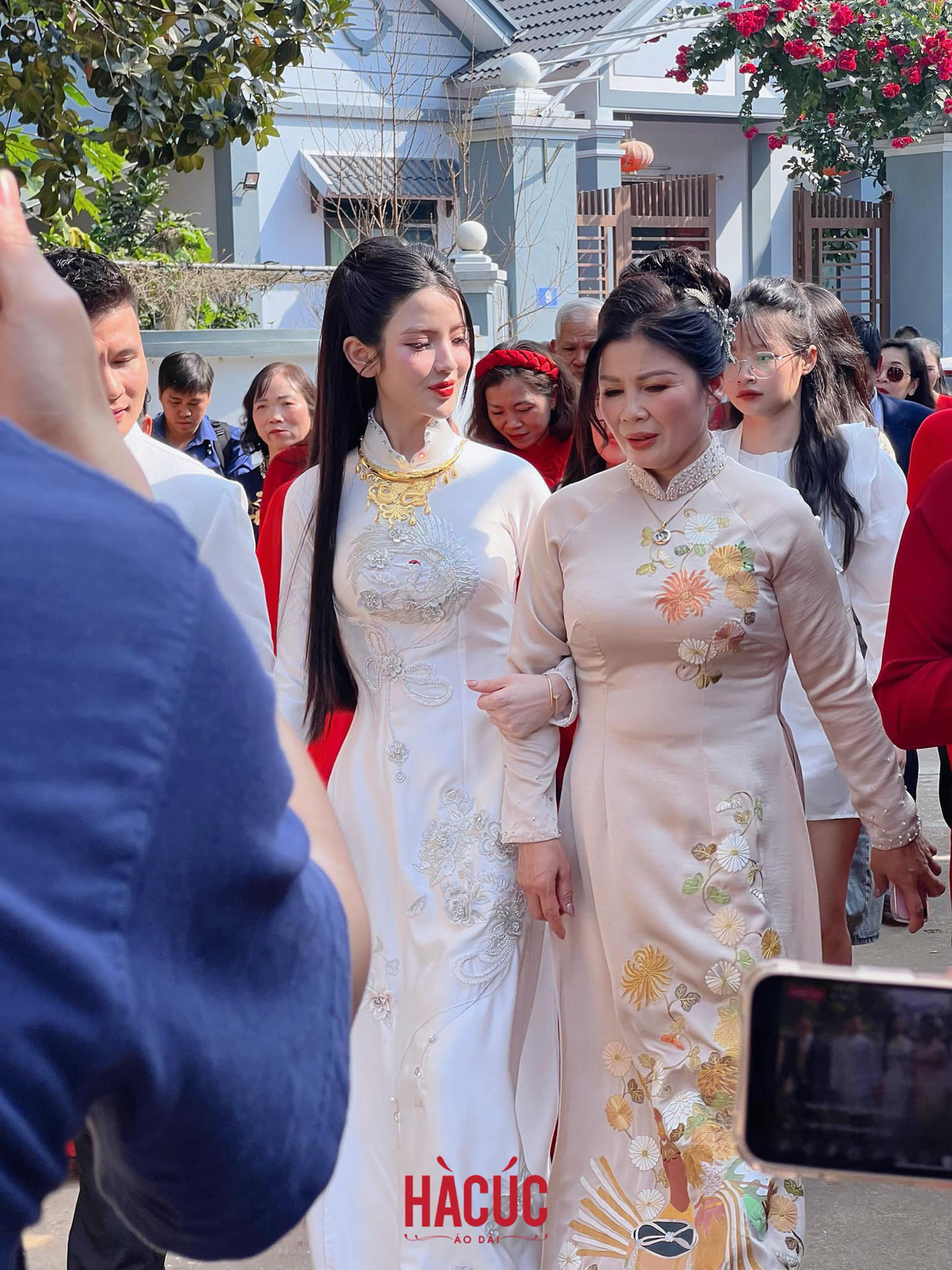 Trong đám cưới của Quang Hải và Chu Thanh Huyền diễn ra vào đầu tháng 4 năm nay, nàng dâu đã thể hiện sự hòa thuận với mẹ chồng khi khoác tay mẹ Quang Hải vô cùng thân thiết.