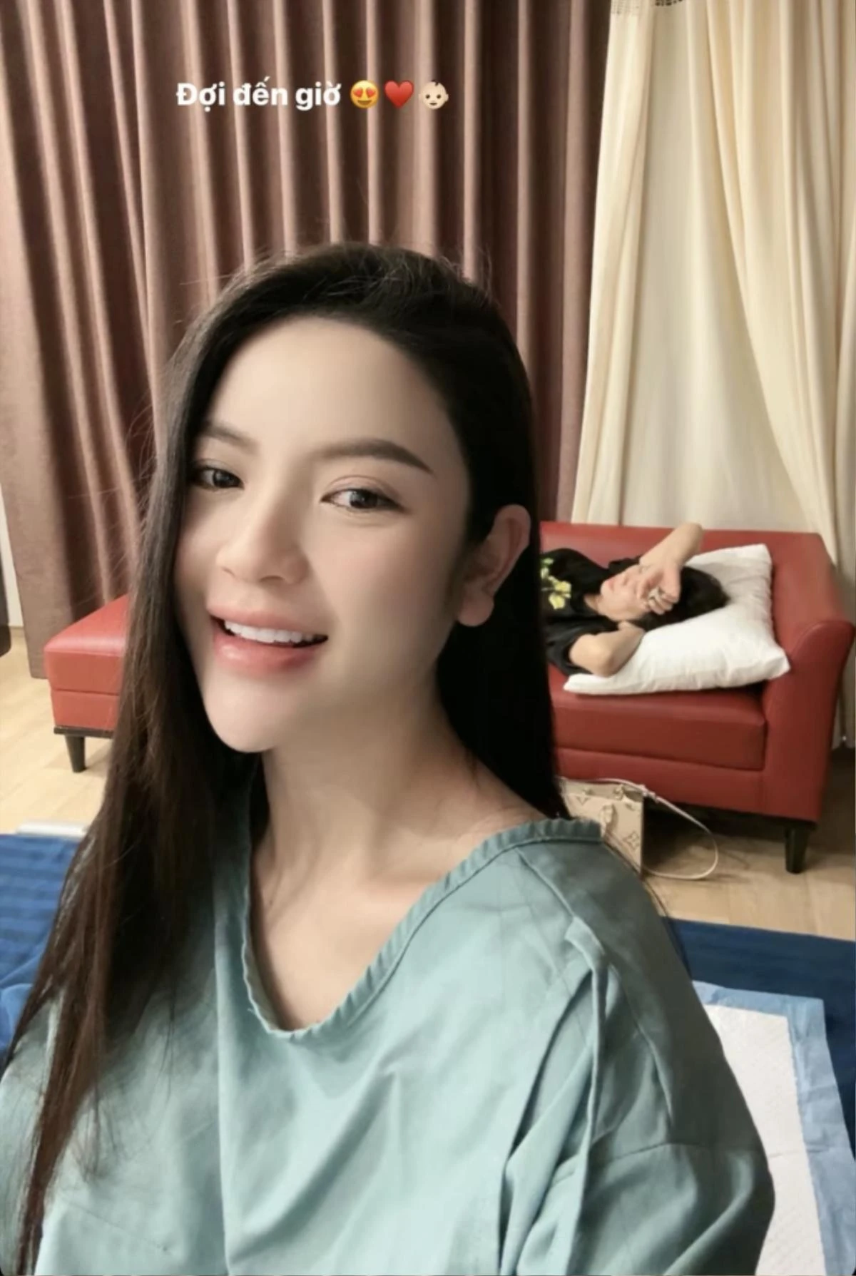 Trước đó, thời điểm Chu Thanh Huyền đang trong giai đoạn cuối thai kỳ, mẹ Quang Hải đã nhanh chóng lên thành phố để chăm sóc con dâu. Thậm chí, trong suốt quá trình con dâu "vượt cạn" và hậu sau sinh, mẹ chồng cũng luôn túc trực bên cạnh để lo liệu mọi chuyện.