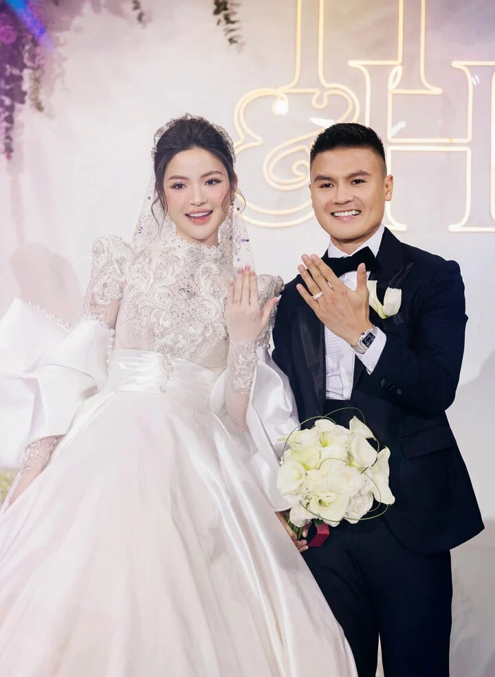 Cặp đôi Quang Hải và Chu Thanh Huyền hẹn hò 3 năm rồi tổ chức lễ cưới linh đình vào ngày 6/4/2024. Cũng trong đám cưới, Quang Hải và Chu Thanh Huyền chính thức công bố tin vui đón con trai đầu lòng.