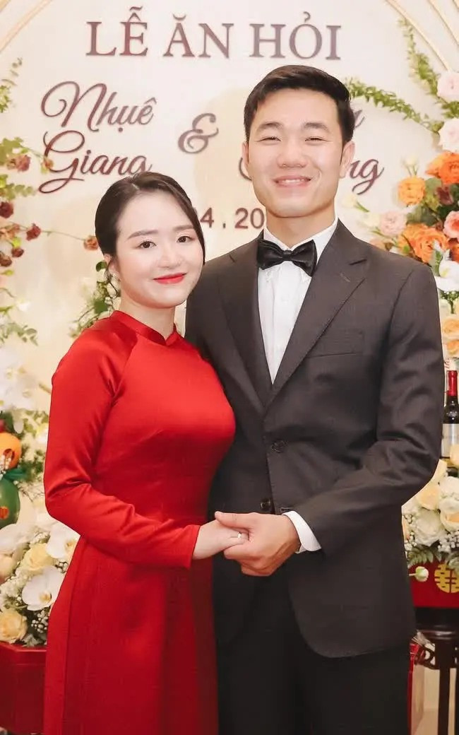 Xuân Trường kết hôn với mối tình lâu năm của mình vào năm 2021. Cô nàng là Ngô Mai Nhuệ Giang (sinh năm 1993), từng tốt nghiệp trường Đại học RMIT.