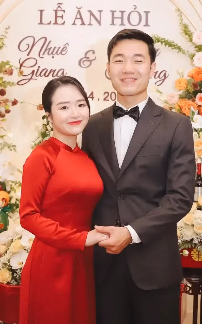 Xuân Trường kết hôn với mối tình lâu năm của mình vào năm 2021. Cô nàng là Ngô Mai Nhuệ Giang (sinh năm 1993), từng tốt nghiệp trường Đại học RMIT.