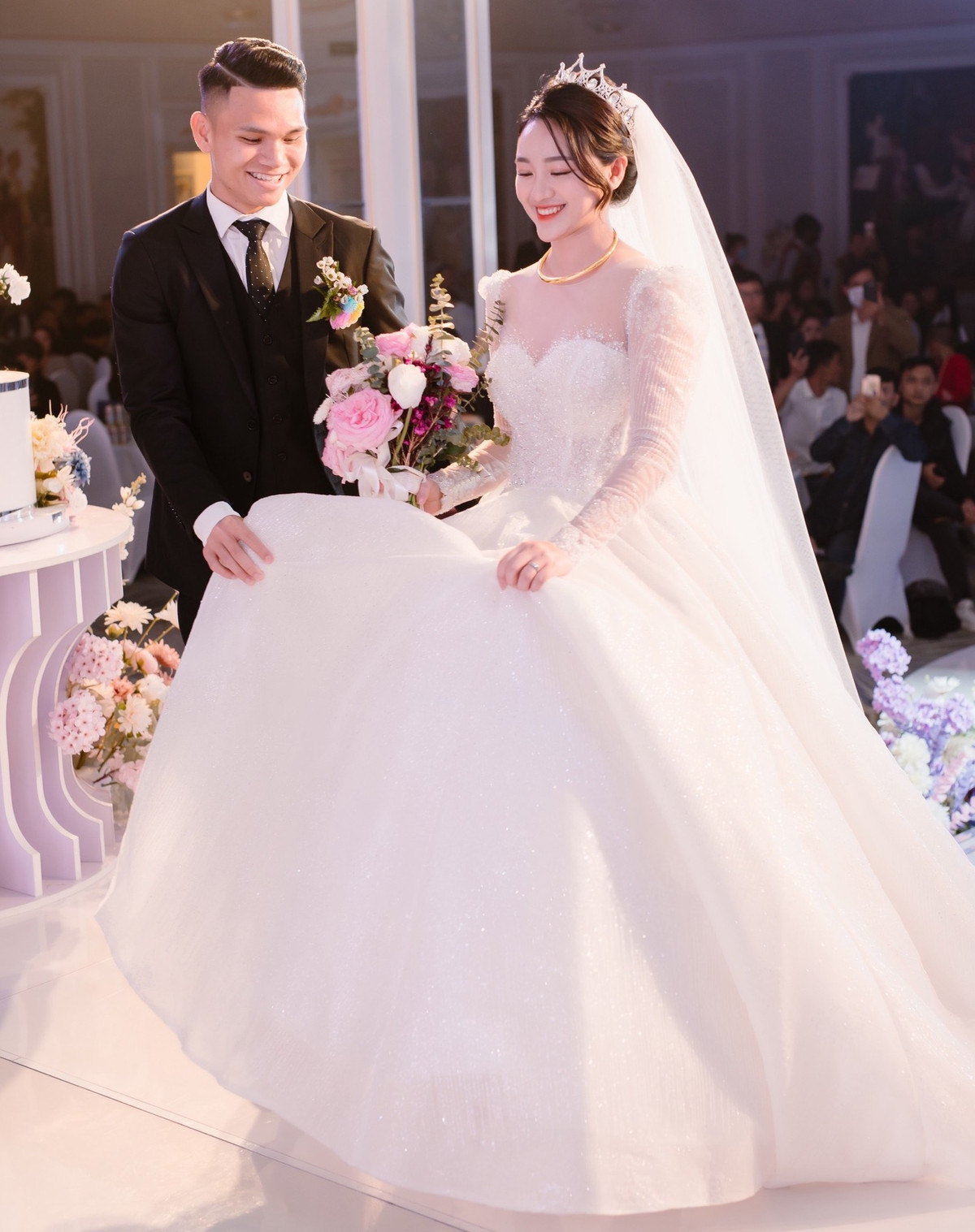 Đầu năm 2021, Xuân Mạnh - Dung Trần nên duyên vợ chồng. Sau 3 năm chung sống, cặp đôi đã có "đủ nếp đủ tẻ", tậu nhà xịn, xe sang. (Ảnh: Tổng hợp FBNV)