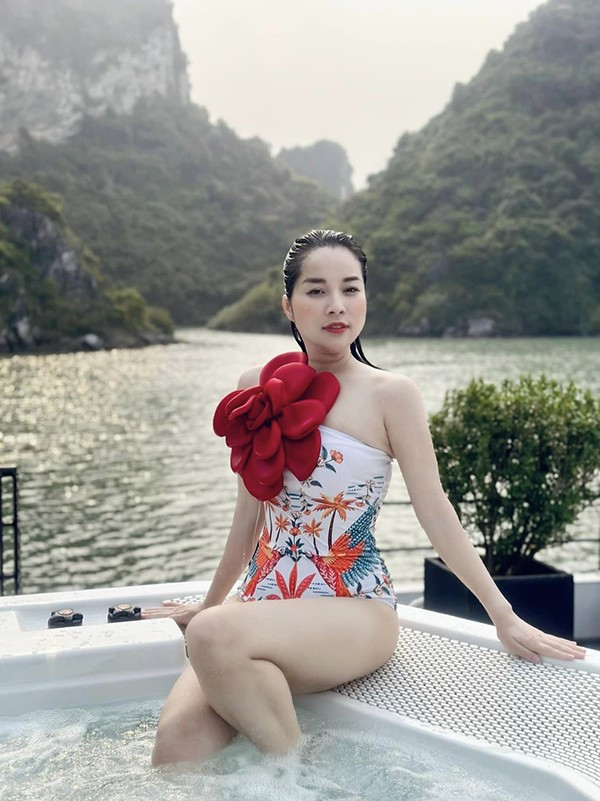 Minh Hương cho biết, hằng ngày, cô bận rộn với công việc ở đài truyền hình; chiều về đón con, chăm sóc gia đình. Cuối tuần rảnh rỗi, cô dành tất cả thời gian cho chồng và các con.