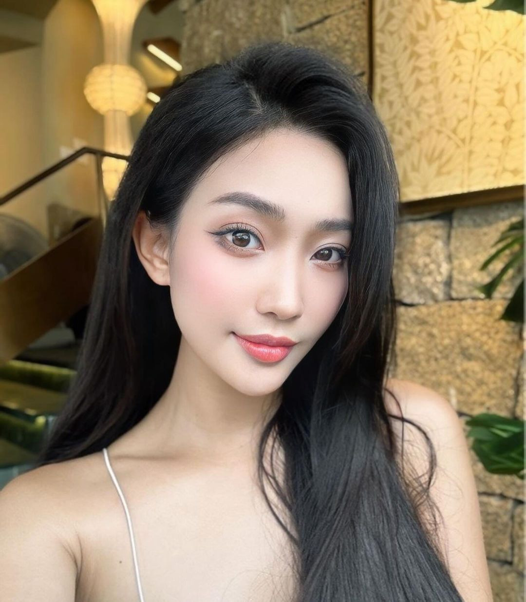 Huệ Chi tên đầy đủ là Nguyễn Huệ Chi sinh năm 1999 tại Diễn Châu, Nghệ An. Cô nàng từng học chuyên ngành thiết kế đồ họa, trường Đại học Sư phạm Nghệ thuật Trung ương.