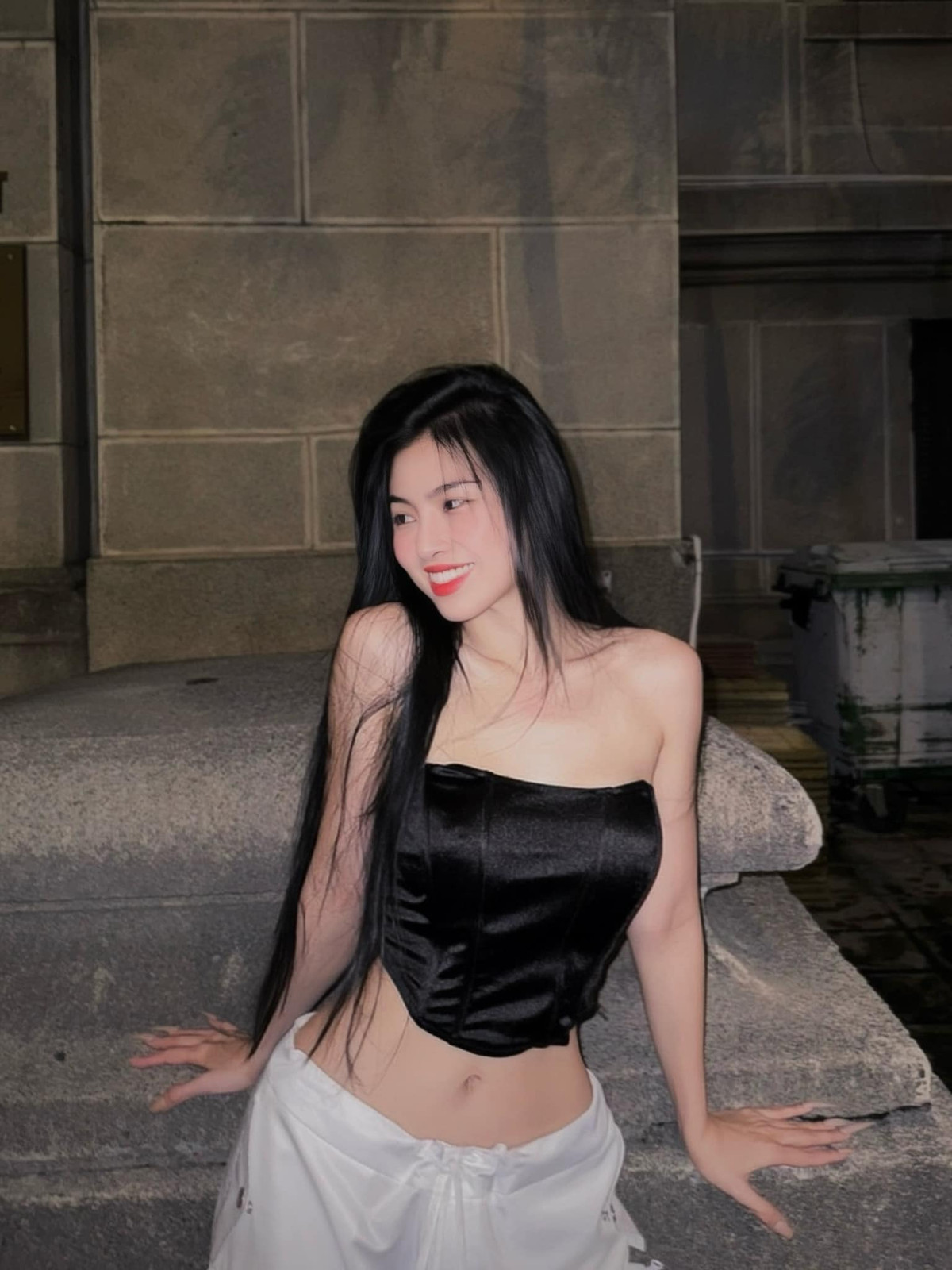 Vì tính chất công việc, cô nàng thường phải trang điểm đậm và sắc sảo.