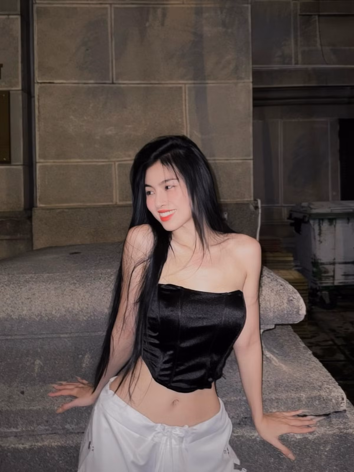 Vì tính chất công việc, cô nàng thường phải trang điểm đậm và sắc sảo.