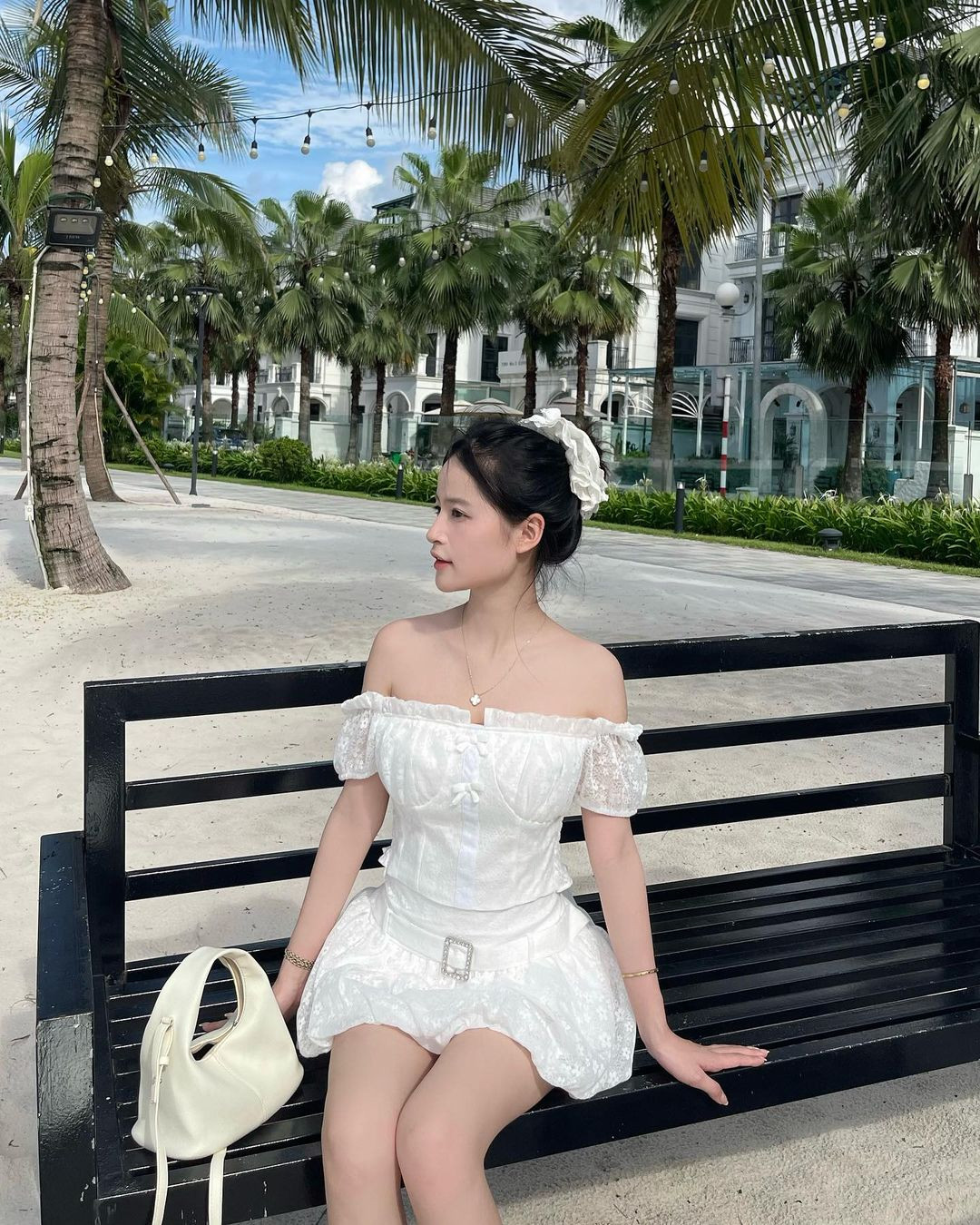 Cô nàng có phong cách thời trang khá nữ tính.