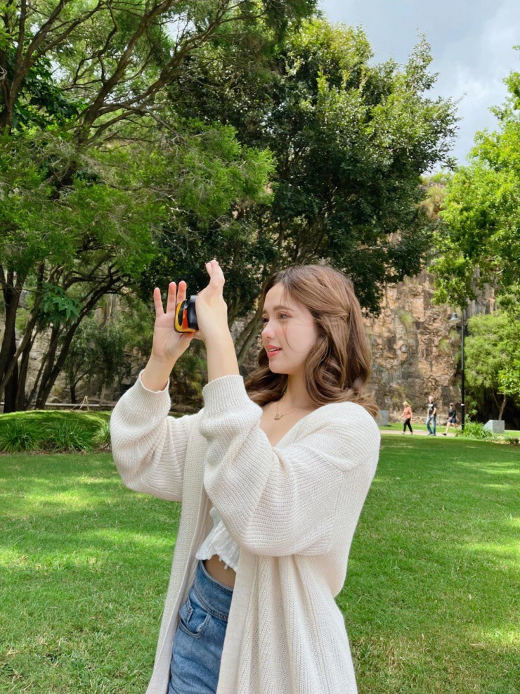 "Môi trường sống ở Australia đòi hỏi mọi người đi bộ khá nhiều, tôi nghĩ đây có thể là một lý do giúp mình nhanh nhẹn và khả năng đi bộ đường dài khá tốt", cô nói.