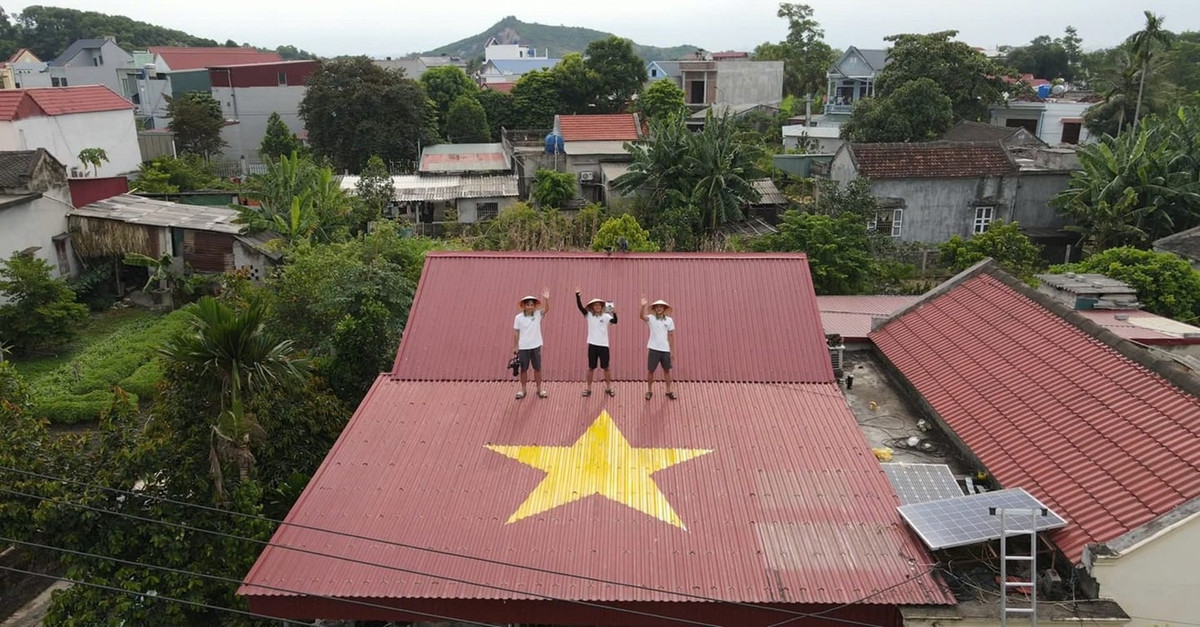 Không rõ ý tưởng này xuất phát từ ai và từ đâu, thế nhưng rất nhiều người đã cảm nhận được tình yêu nước nồng nàn từ hành động nhỏ, nên ở một số vùng quê, hàng xóm ở cạnh nhau cùng rủ nhau sơn lại mái nhà.(Ảnh: Facebook)