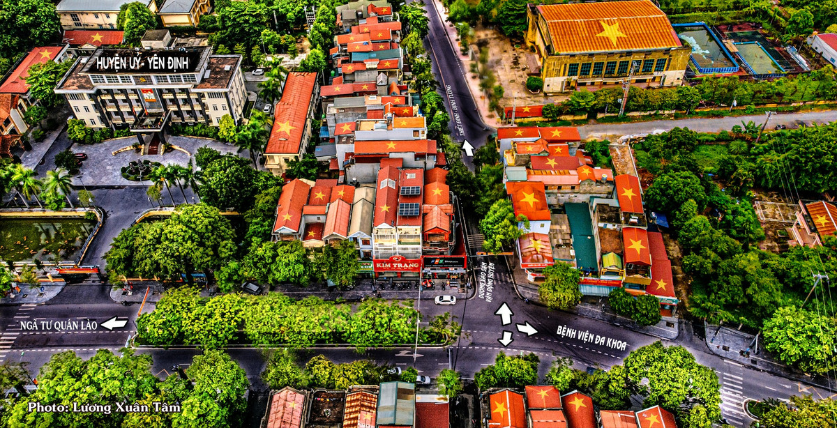 Rất nhiều video, hình ảnh được đăng tải quá trình sơn mái nhà như màu Quốc kỳ thể hiện lòng yêu nước, niềm tự hào dân tộc đều thu hút về rất nhiều sự chú ý.(Ảnh: Lương Xuân Tâm)