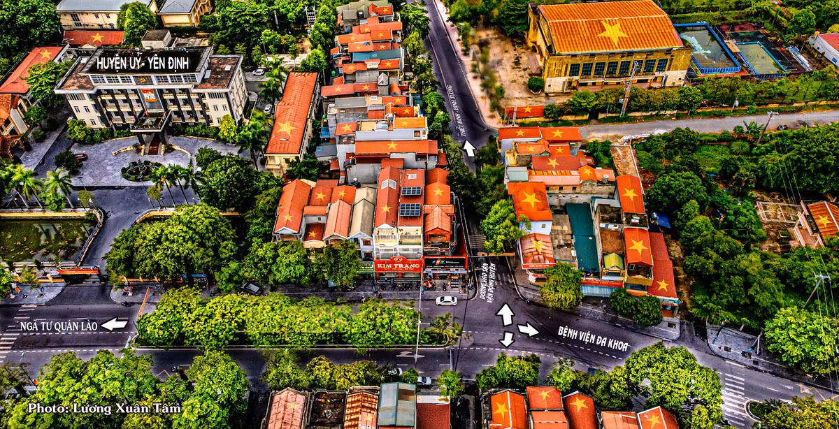 Rất nhiều video, hình ảnh được đăng tải quá trình sơn mái nhà như màu Quốc kỳ thể hiện lòng yêu nước, niềm tự hào dân tộc đều thu hút về rất nhiều sự chú ý.(Ảnh: Lương Xuân Tâm)