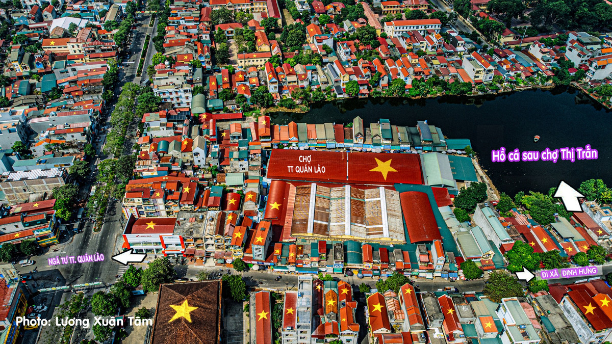 Những ngôi nhà san sát nhau, dù nhà mới hay cũ, đều khoác lên mình màu cờ đỏ sao vàng.(Ảnh: Lương Xuân Tâm)