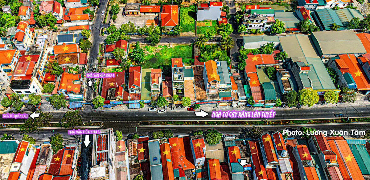 Đặc biệt ngày hôm qua (14/8), loạt ảnh về những mái nhà phủ kín lá cờ Tổ quốc tại thị trấn Quán Lào, huyện Yên Định, tỉnh Thanh Hoá ngay sau khi được anh Lương Xuân Tâm đăng tải đã gây "bão" mạng xã hội.(Ảnh: Lương Xuân Tâm)