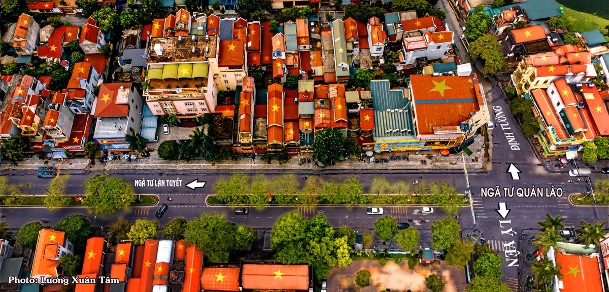 Những ngày gần đây, người dân ở các tỉnh thành khắp cả nước cùng hưởng ứng phong trào "biến mỗi nóc nhà là một lá cờ Tổ quốc". (Ảnh: Lương Xuân Tâm)