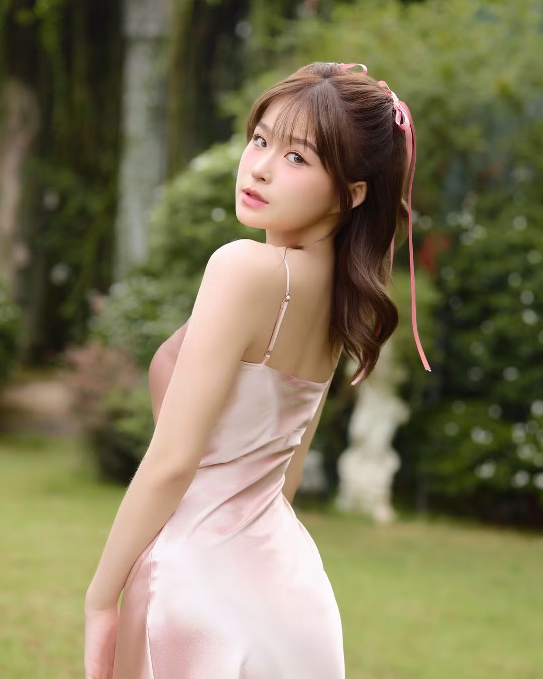 Tone make-up hồng cùng biểu cảm hờ hững khiến cô nàng càng thêm gợi cảm.