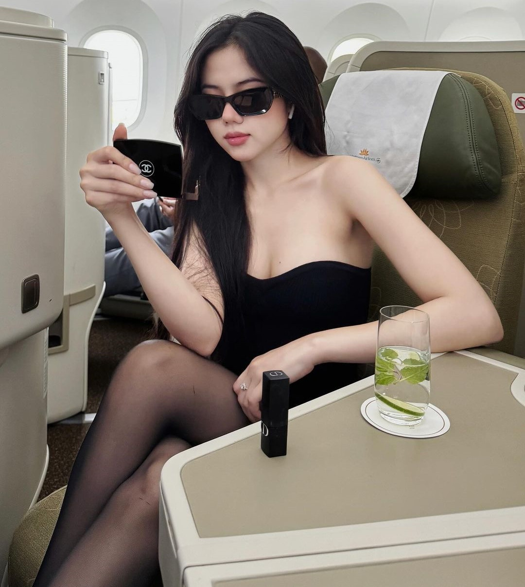 Sau khi hình ảnh thân thiết với Xemesis được netizen truyền tay nhau, nhiều người đã "soi" nhan sắc cũng như cuộc sống của "nữ chính".