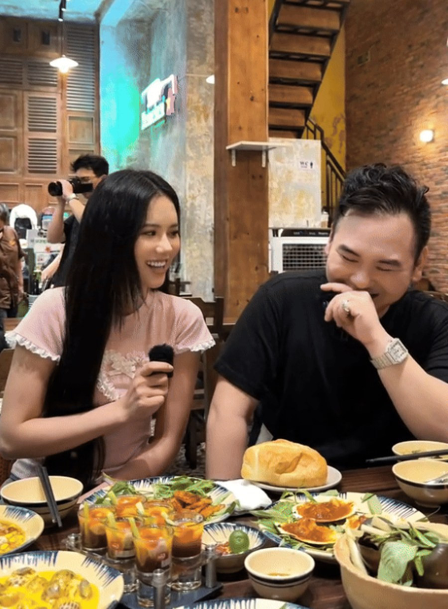 Danh tính của cô nàng đã nhanh chóng được netizen truy lùng. Theo đó, đây là một người mẫu tự do kiêm TikToker đang sống ở TP.HCM - Nguyễn Thị Ý Nhi. Vào ngày 21/8 vừa qua, Ý Nhi đăng clip review quán ốc của Xemesis. Không chỉ là thực khách bình thường, cô nàng còn ngồi cạnh nam streamer và thoải mái tương tác, trò chuyện cùng.