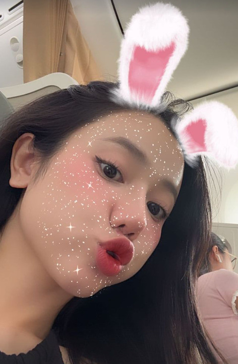 Tuy nhiên cũng có nhiều khoảnh khắc cô nàng có những hành động đáng yêu như chu môi... (Ảnh: FBNV)