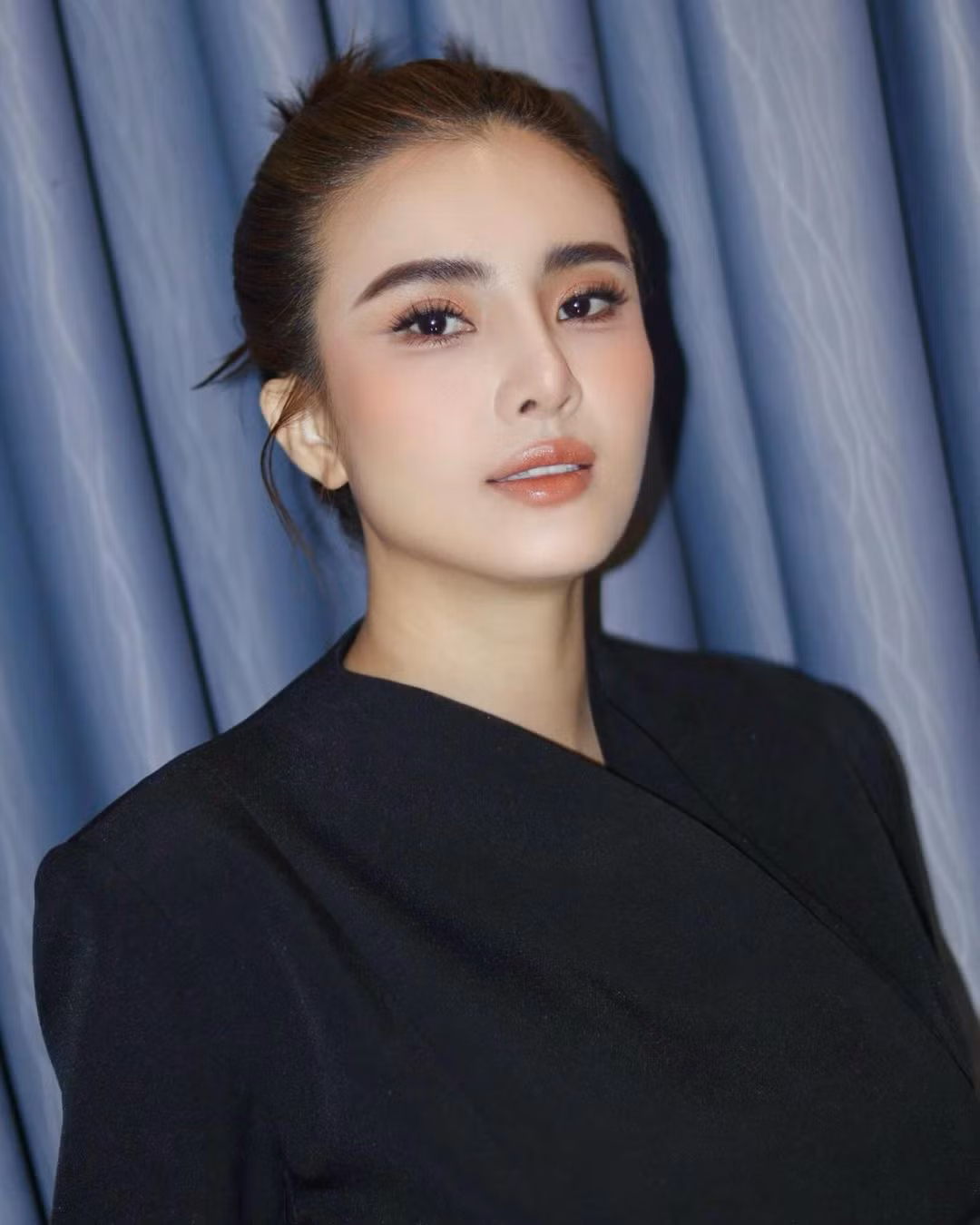 Khánh Chi sinh năm 1989, là em gái ruột của cựu danh thủ bóng đá Việt Nam Công Vinh. Cô nàng được biết đến là một hot girl với lượng theo dõi khủng trên mạng xã hội.