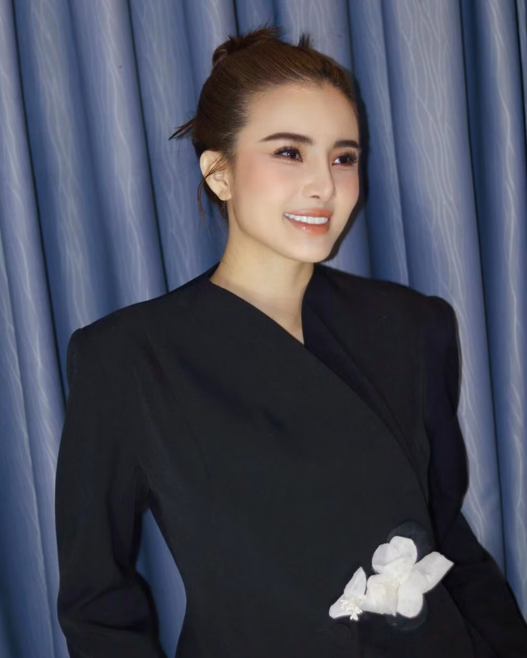 Cô nàng cũng bày tỏ quan điểm sống cá nhân kèm theo loạt ảnh: "Sau lưng một người đàn ông nỗ lực kiếm tiền là người phụ nữ anh ta yêu nhất. Đằng sau một người con gái bạt mạng kiếm tiền là không có ai để dựa dẫm cả. Mạnh mẽ, độc lập là niềm kiêu hãnh cuối cùng".