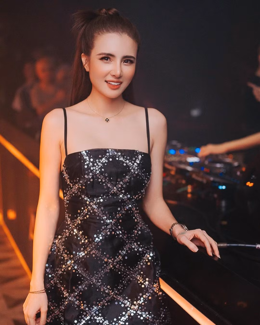 Ngoài sự nghiệp riêng, Khánh Chi có mối quan hệ rất tốt với ca sĩ Thủy Tiên - vợ của anh trai. (Ảnh: IGNV)