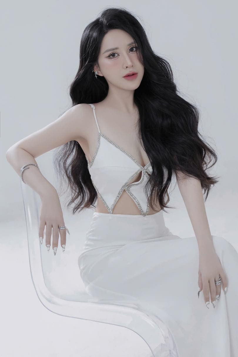 Tuy nhiên, “mưa dầm thấm lâu”, sự chân thành, nhiệt tình của Luân đã khiến Hoa xiêu lòng.