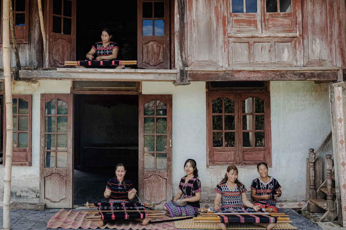 Điểm du lịch cộng đồng A Roàng thuộc xã A Roàng, cách trung tâm huyện A Lưới khoảng 35km về phía Nam.