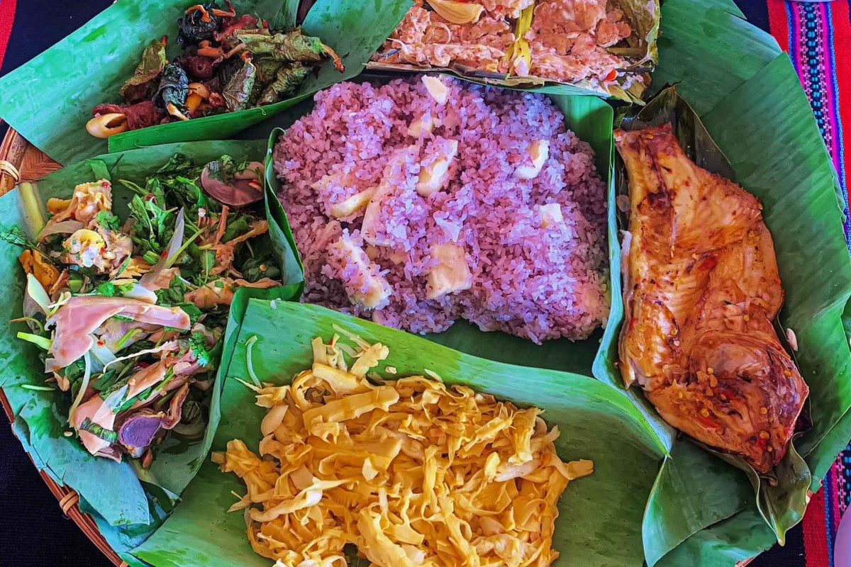 Du khách thưởng thức bữa tối với gà nướng, cơm lam thập cẩm, nhâm nhi rượu Đoác…