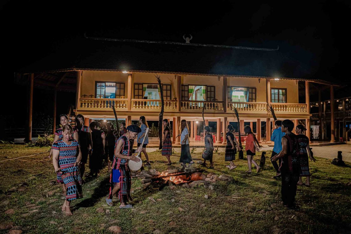 … và xem các làn điệu dân ca, dân vũ của người Tà Ôi bên ánh lửa bập bùng.