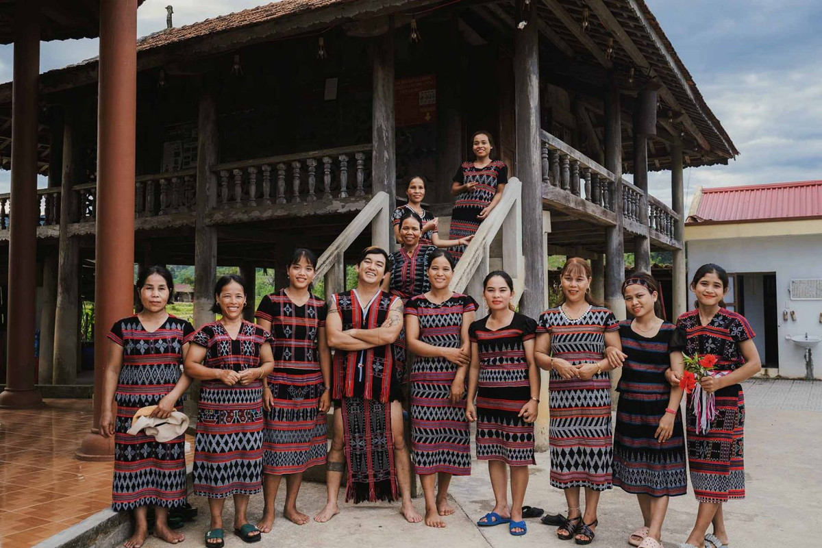 Như một thung lũng giữa đại ngàn, A Roàng có tiết trời mát mẻ, xung quanh núi rừng trùng điệp. Trong ảnh là đồng bào người Tà Ôi tại A Roàng đón tiếp du khách.