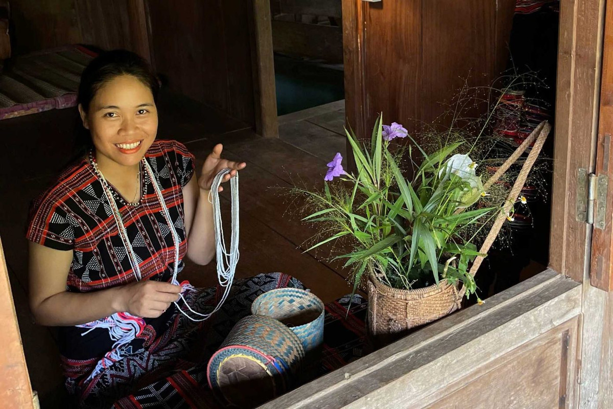 Du khách sẽ được trải nghiệm dệt thổ cẩm (Dèng) của các nghệ nhân Tà Ôi, với các công đoạn như lên khung, xâu cườm…