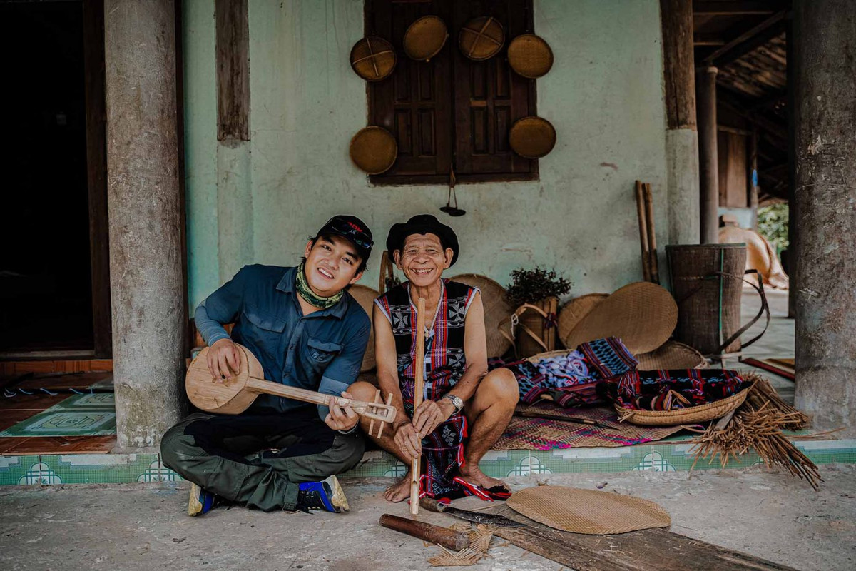 Đến A Roàng, du khách cũng có thể trekking hoặc thuê xe đạp để tìm hiểu cuộc sống của đồng bào Tà Ôi, tham quan những bản làng thanh bình nằm dưới chân núi.