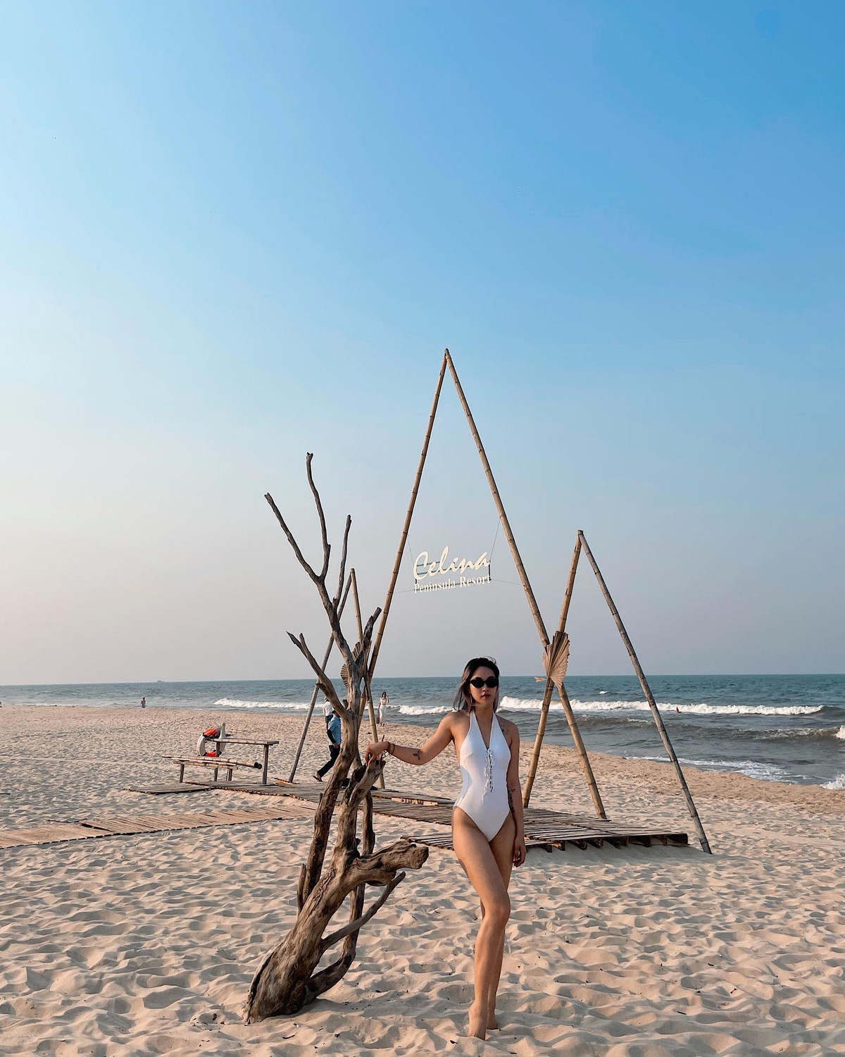 Nếu theo dõi trang cá nhân của Mi Vân, có thể thấy nàng cựu hot girl rất thích diện đồ crop-top cùng chân váy/ quần cạp cao. Có thể thấy đây là set đồ hack dáng hiệu quả, được cô nàng ứng dụng trong mọi set đồ.