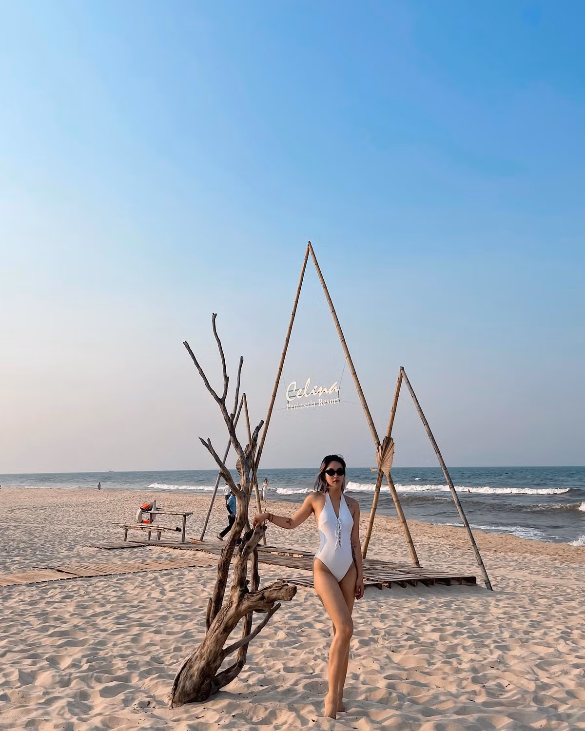 Nếu theo dõi trang cá nhân của Mi Vân, có thể thấy nàng cựu hot girl rất thích diện đồ crop-top cùng chân váy/ quần cạp cao. Có thể thấy đây là set đồ hack dáng hiệu quả, được cô nàng ứng dụng trong mọi set đồ.