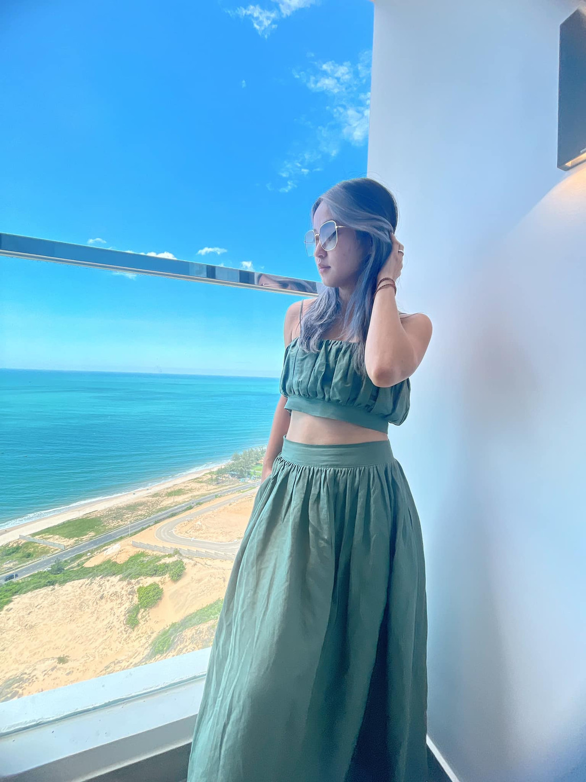 Thậm chí, nàng cựu hot girl không ngại diện những mẫu bikini 2 mảnh, khoe vóc dáng thon gọn.