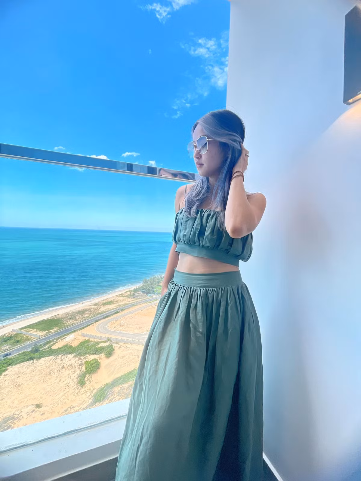 Thậm chí, nàng cựu hot girl không ngại diện những mẫu bikini 2 mảnh, khoe vóc dáng thon gọn.