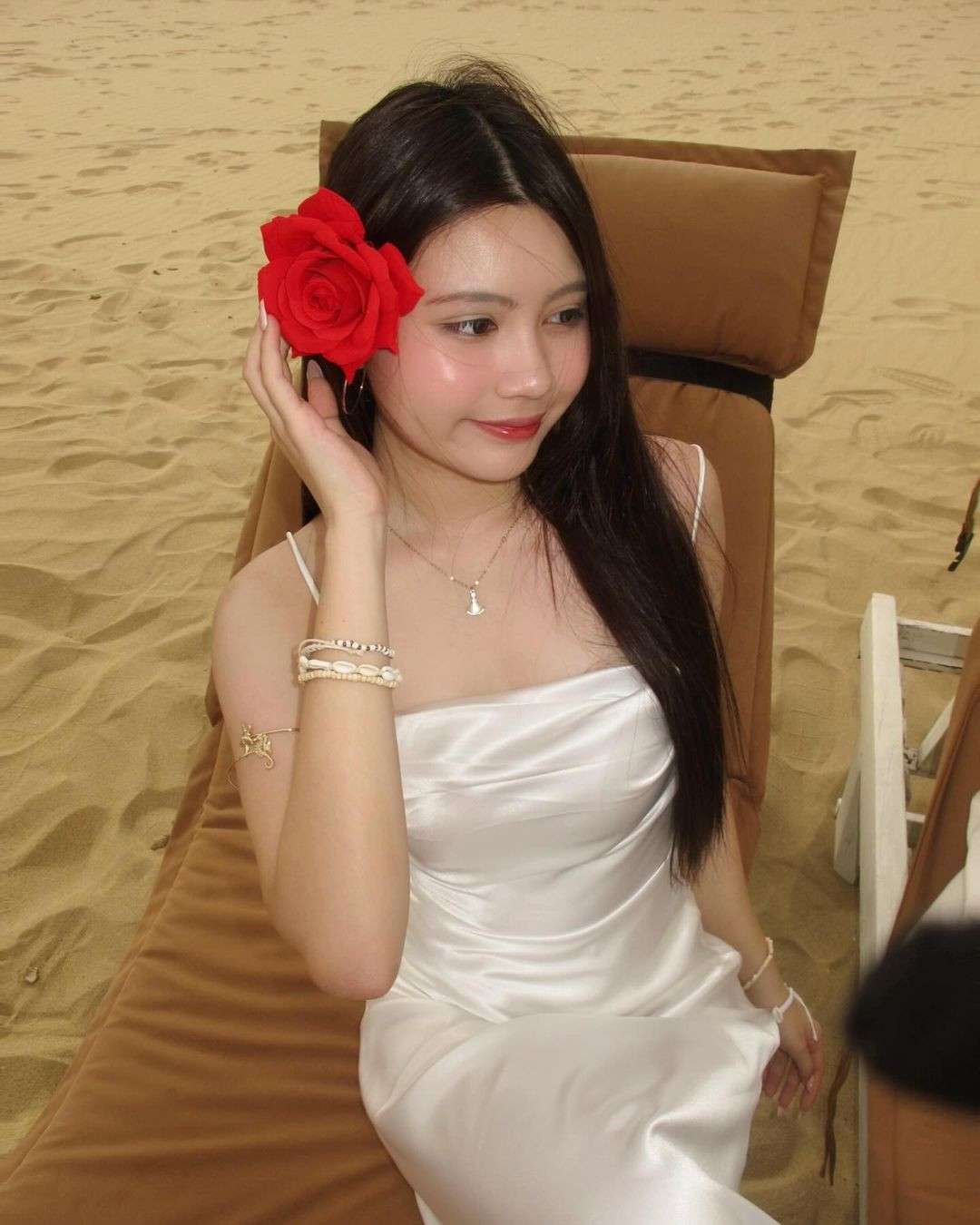 Hạt Dẻ mới đây đã đăng tải loạt hình ảnh sau ngày sinh nhật của mình, lột xác với phong cách gợi cảm, trưởng thành hơn, khác với hình tượng nhí nhảnh, ngọt ngào thường thấy.