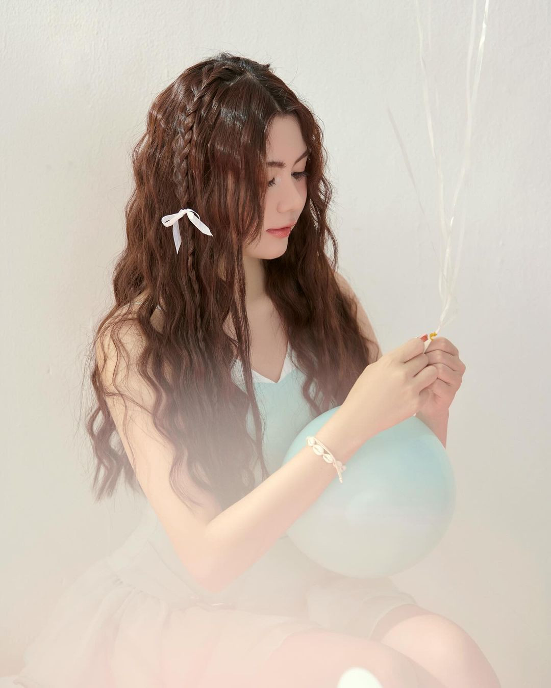 Đôi mắt to tròn cùng đường nét thanh tú, hài hoà của cô nàng khiến người xem khó có thể rời mắt.