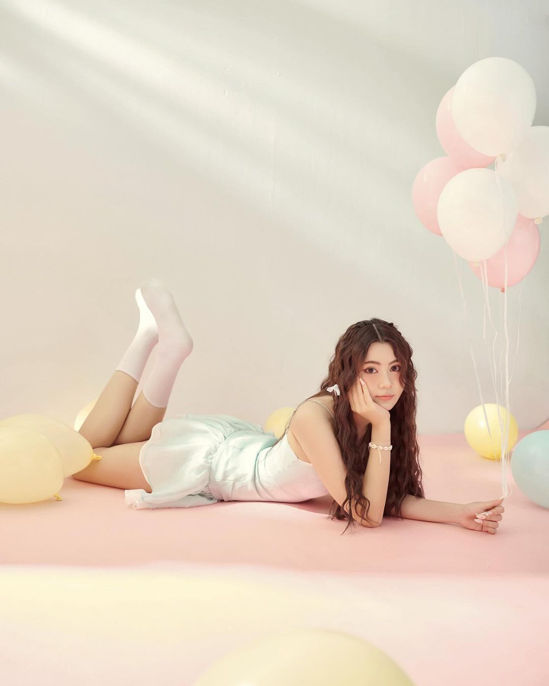 Đặc biệt, kiểu tóc xoăn bồng bềnh kết hợp cùng lối trang điểm nhẹ nhàng được cho là vô cùng hợp với Hạt Dẻ, giúp gương mặt của cô nàng thêm thon gọn, thanh thoát hơn.