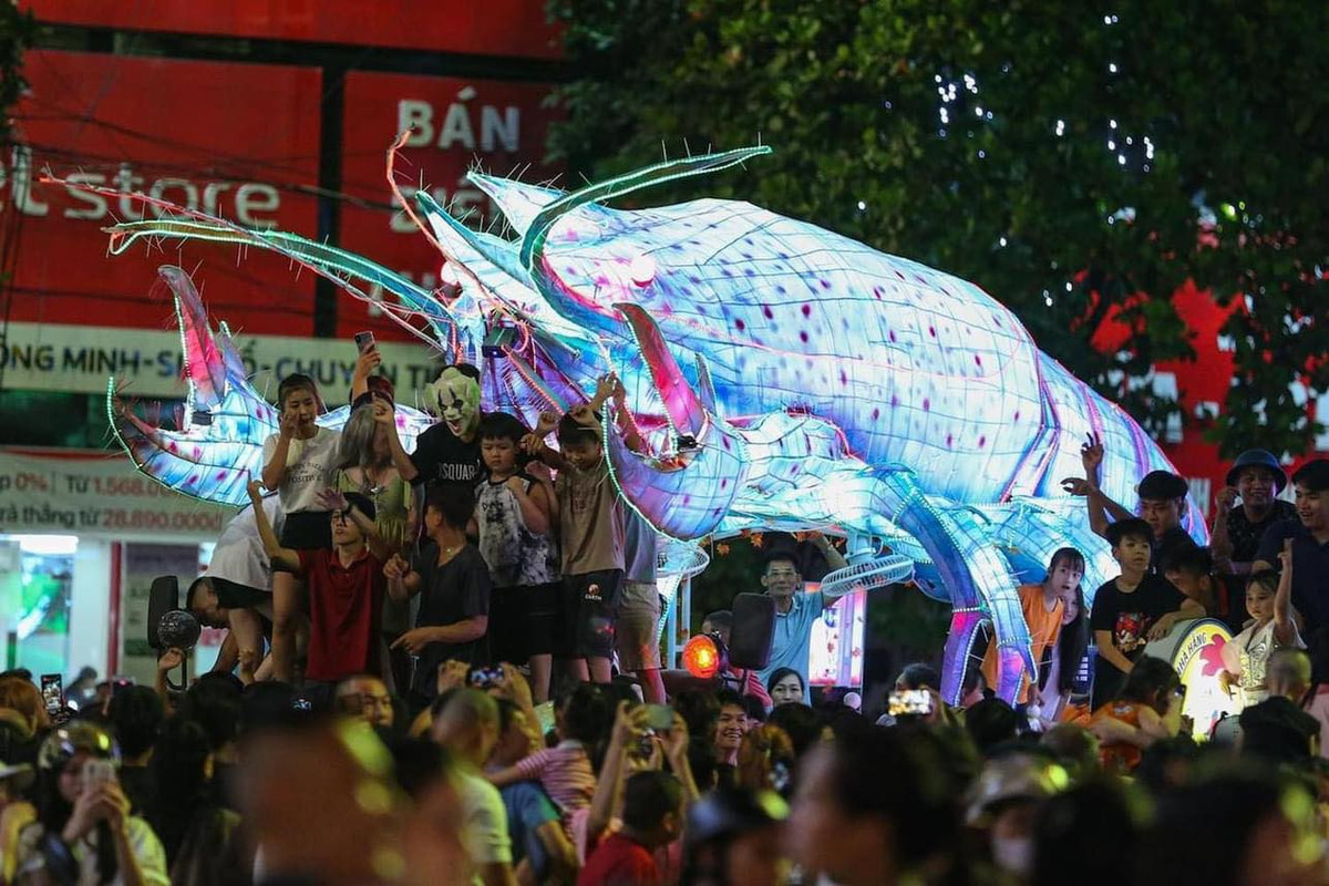 Những ngày thời tiết đẹp, cứ tầm 6-7 giờ tối, người dân đã chở các em nhỏ nô nức ra đường, chờ đến giờ rước những chiếc đèn rực rỡ màu sắc.