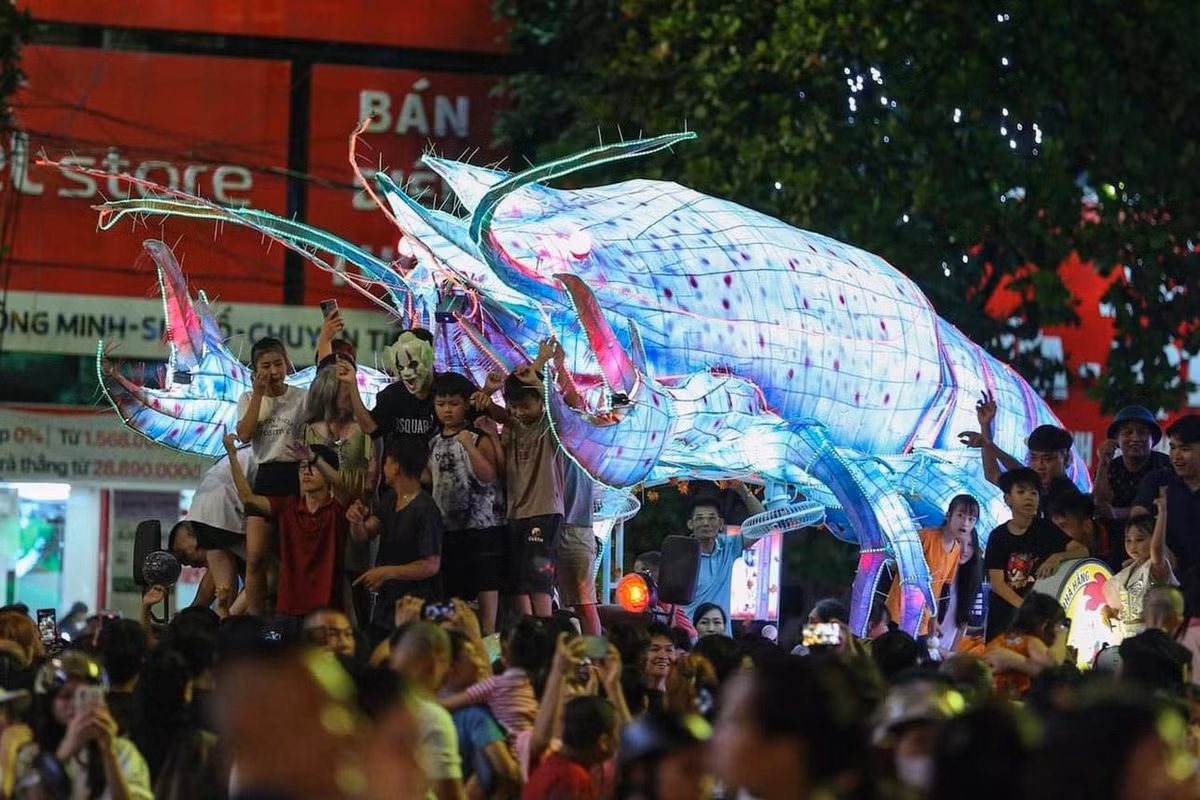 Những ngày thời tiết đẹp, cứ tầm 6-7 giờ tối, người dân đã chở các em nhỏ nô nức ra đường, chờ đến giờ rước những chiếc đèn rực rỡ màu sắc.