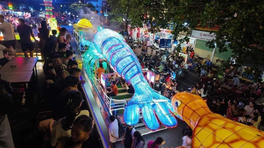 Lễ hội Thành Tuyên là lễ hội Trung thu độc đáo bởi hàng trăm mô hình đèn trung thu khổng lồ, lung linh sắc màu, mô phỏng sinh động những nét văn hóa truyền thống đặc sắc, thể hiện những nhân vật, sự kiện văn hóa, lịch sử, câu chuyện dân gian, cổ tích, truyền thuyết, ngụ ngôn… do nhân dân sáng tạo, làm ra nét độc đáo của riêng Tuyên Quang.