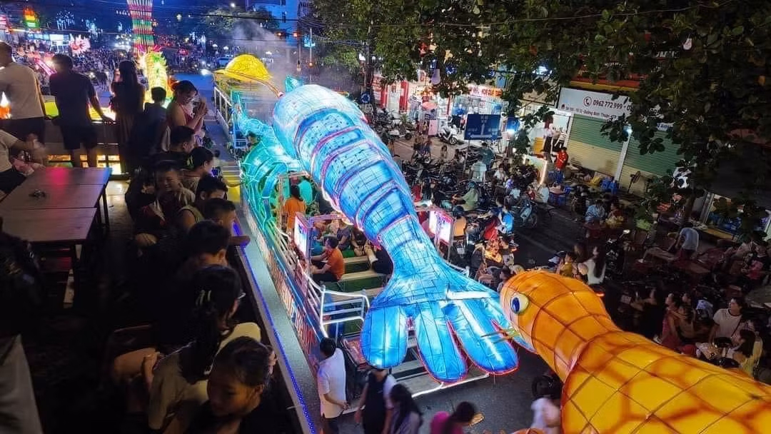 Lễ hội Thành Tuyên là lễ hội Trung thu độc đáo bởi hàng trăm mô hình đèn trung thu khổng lồ, lung linh sắc màu, mô phỏng sinh động những nét văn hóa truyền thống đặc sắc, thể hiện những nhân vật, sự kiện văn hóa, lịch sử, câu chuyện dân gian, cổ tích, truyền thuyết, ngụ ngôn… do nhân dân sáng tạo, làm ra nét độc đáo của riêng Tuyên Quang.