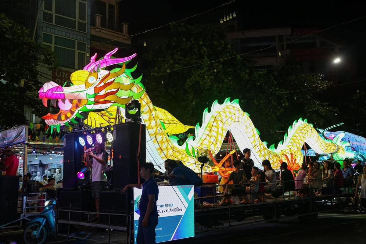 Mô hình đèn hình rồng khổng lồ.