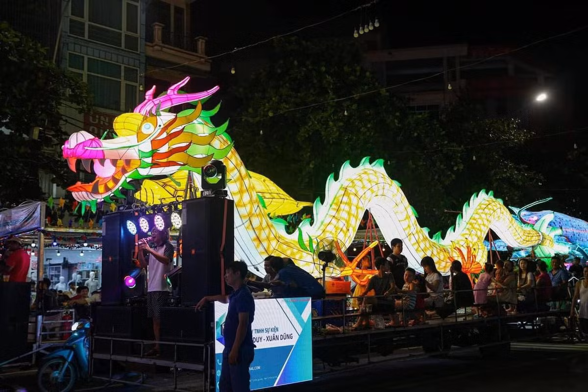 Mô hình đèn hình rồng khổng lồ.