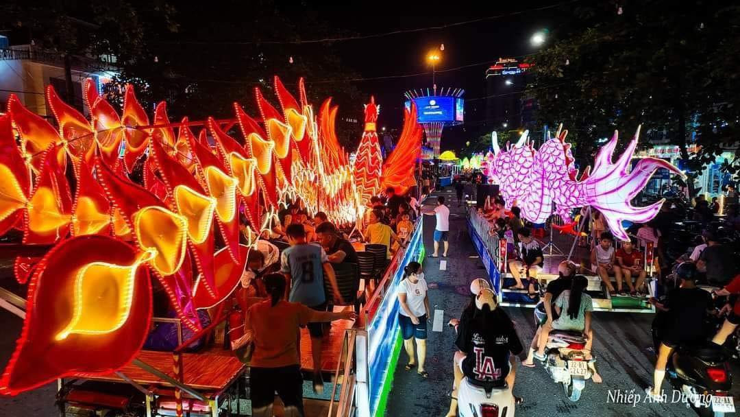 Các em nhỏ thích thú, háo hức được đi chơi “Trung thu sớm”.