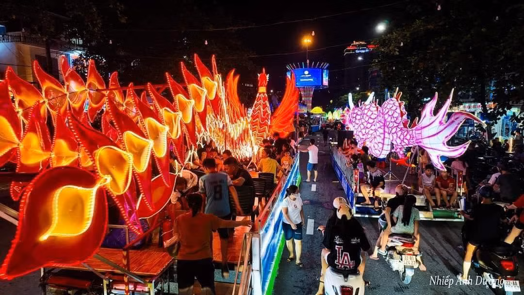 Các em nhỏ thích thú, háo hức được đi chơi “Trung thu sớm”.